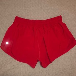 Lululemon size 6, hotty hot, 2.5